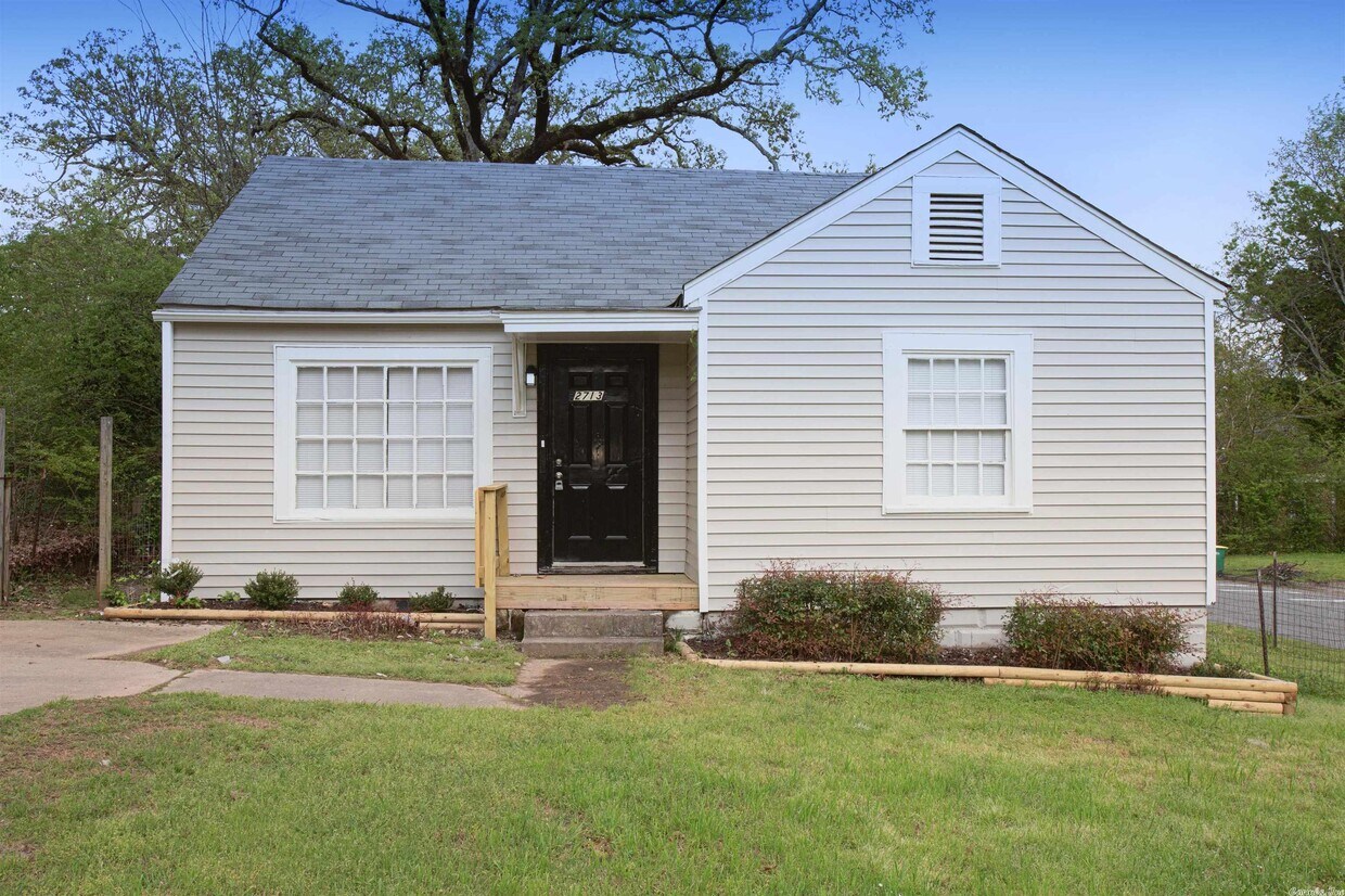 Primary Photo - 2713 S Van Buren St