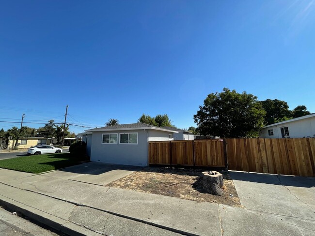 Foto del edificio - Huge yard with 4 car garage! Newly Remodel...