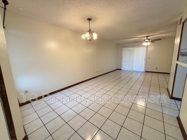 Building Photo - 703 Trekker St