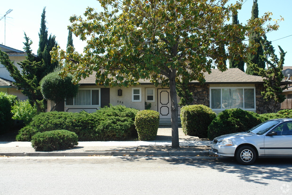 Frente - 535 Kiely Blvd