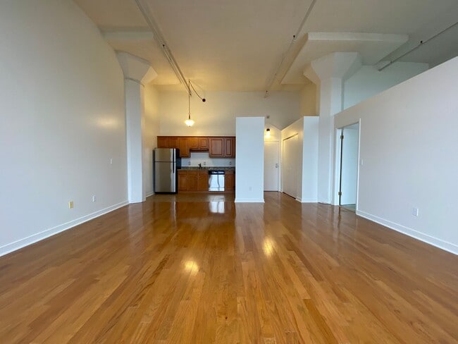 Photo - EastSide / Shadyside! Hardwood/Brick/Lots of Windows! Incredibly Spacious! Call Today! House