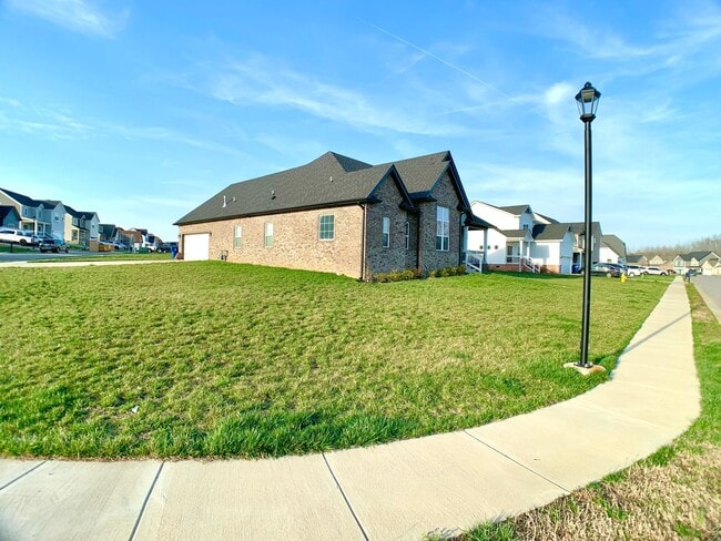 Building Photo - 585 Dexter Dr