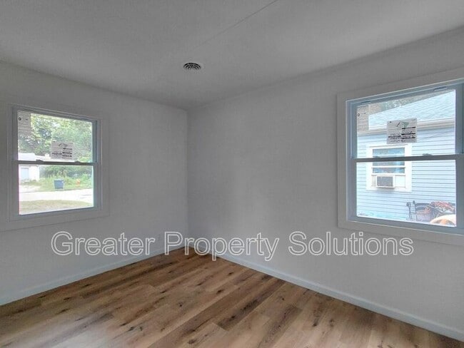 Building Photo - 2411 Del Plain Ave