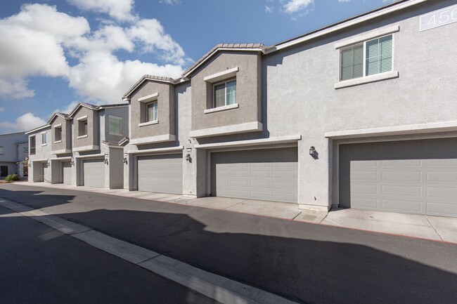 Building Photo - Gorgeous 3 bedroom with a loft Townhome