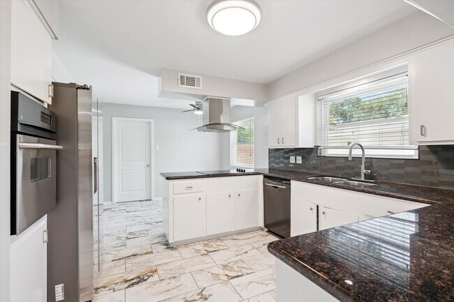 Foto del edificio - 7822 Braesview Ln