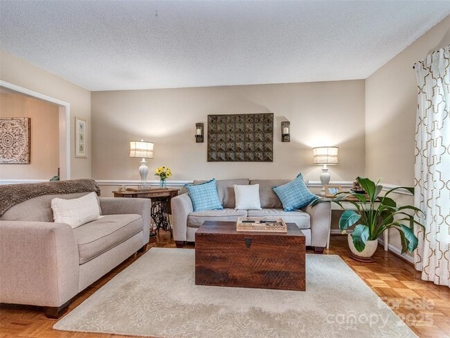 Building Photo - 8715 Parkchester Dr