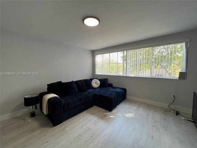 Foto del edificio - 6155 NW 186th St