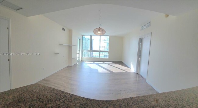 Foto del edificio - 300 S Biscayne Blvd