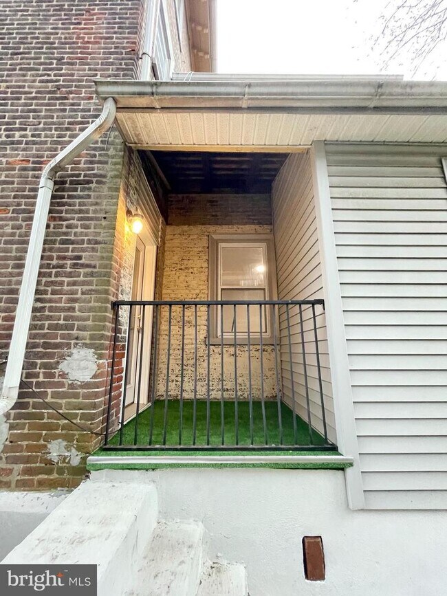 Building Photo - 109 W 4th Ave