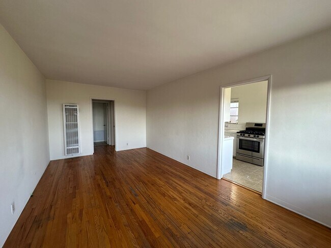Building Photo - Riviera 1 Bdrm with City Views!