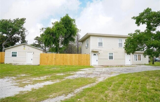 Building Photo - 902 W Lakeside Dr