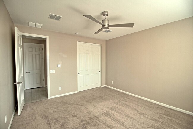 Building Photo - 1760 N Three Feathers Dr