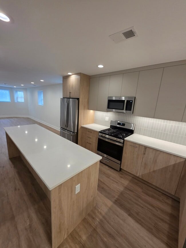 Foto del edificio - 2741 W Belmont Ave