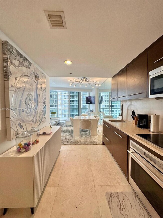 Building Photo - 495 Brickell Ave
