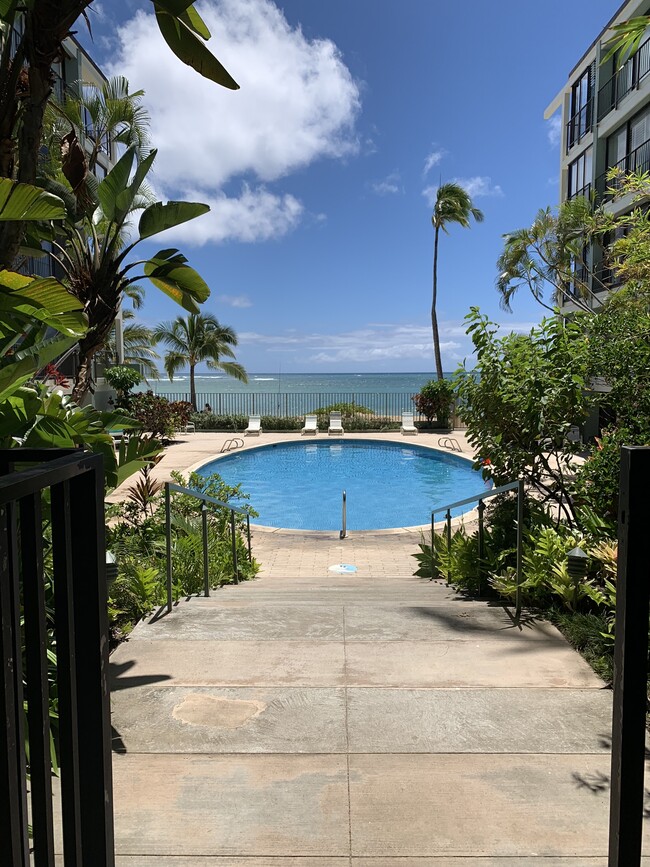 Ocean-Front Pool - 4999 Kahala Ave