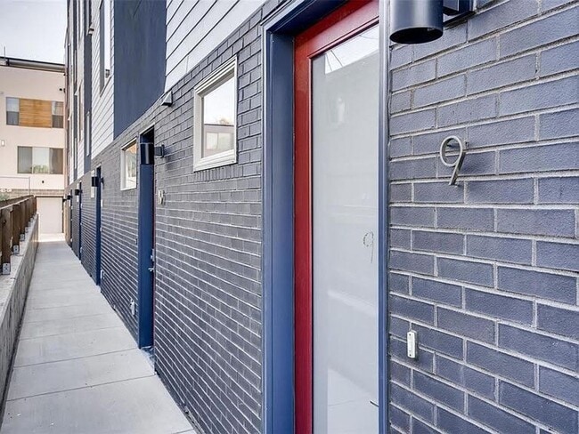 Building Photo - 90 Galapago St