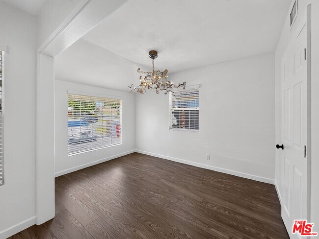 Foto del edificio - 16746 Tupper St