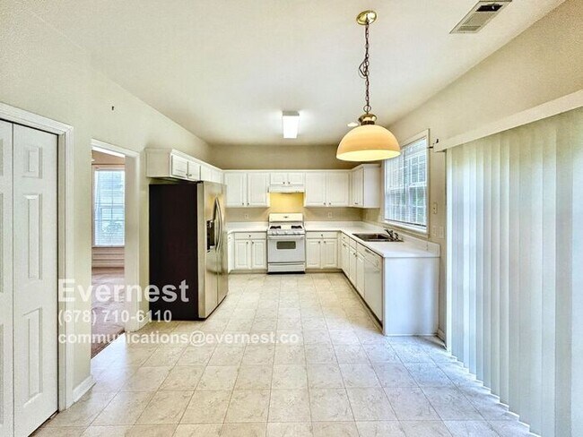 Building Photo - Comfortable 3-Bedroom Home with Prime Loca...
