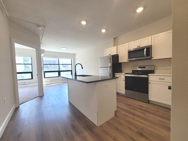 Building Photo - 2577 Downer