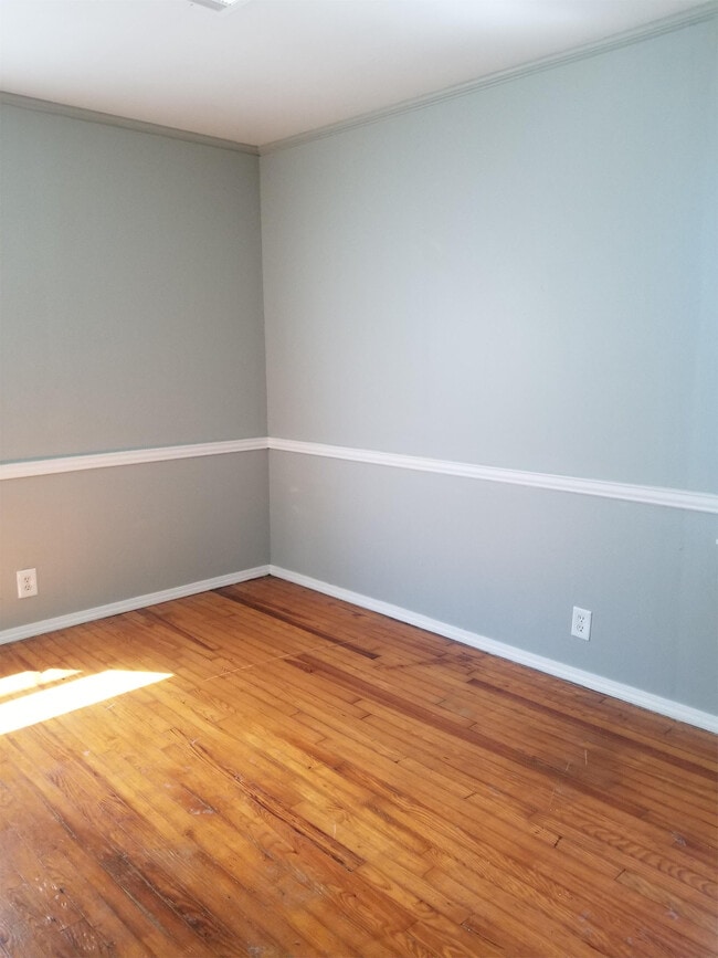 Building Photo - 1212 N Yale Ave