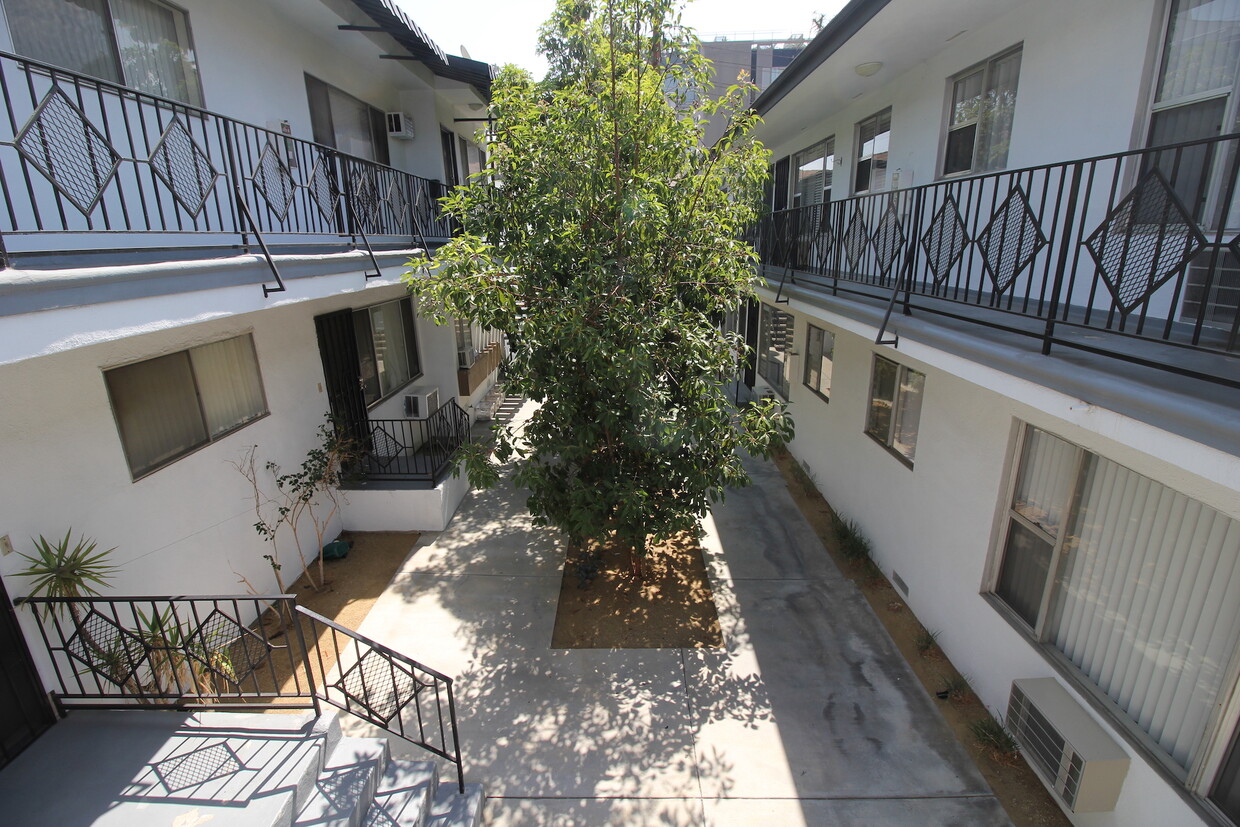 Primary Photo - 750 N Hayworth Ave