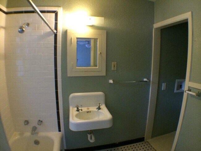 Foto del edificio - 3407 Hampton Rd