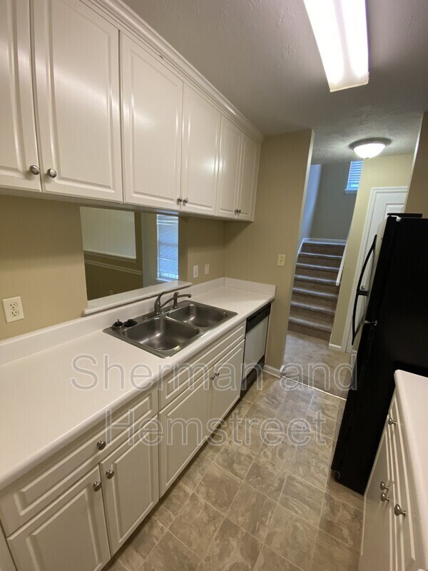 Building Photo - 303 Hazelnut Dr