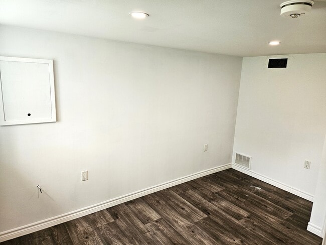 Building Photo - 8 Wellington St