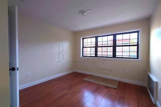 Foto del edificio - 4 bedroom in ASTORIA NY 11103