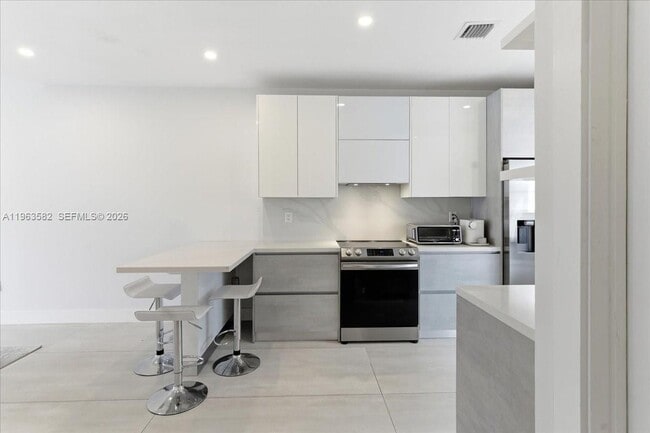 Foto del edificio - 7743 SW 99th St