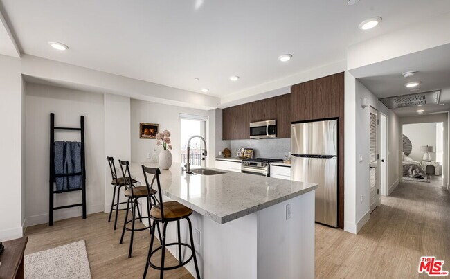 Building Photo - 707 S Berendo St