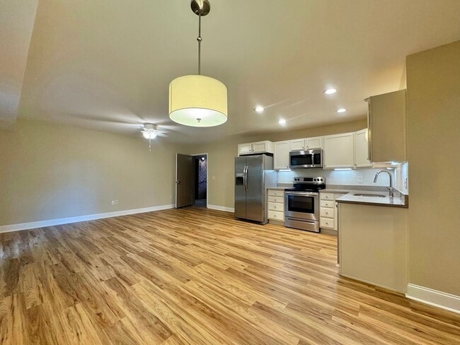 Foto del edificio - First Floor renovated two-bedroom, one-bath apartment in downtown Morganton