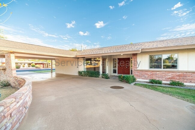 Building Photo - 510 Redondo Dr N