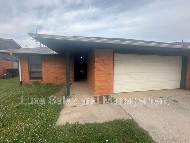 Foto del edificio - 813 N Eagle Ln