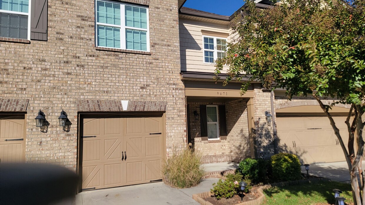 Foto principal - Townhome with 3BR/2.5BA Garage Located in ...