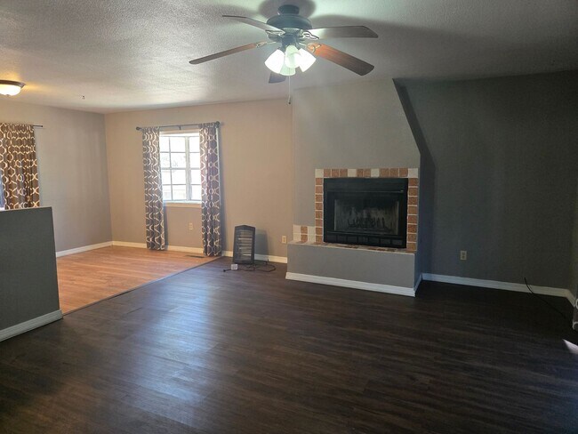 Building Photo - Single Level Three Bedroom Home with Bonus...