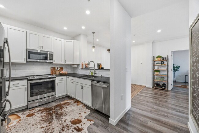 Building Photo - newly remodeled charming 2bd/2ba condo w/pool access