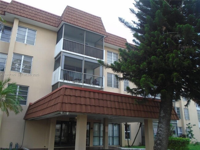 Building Photo - 4176 Inverrary Dr