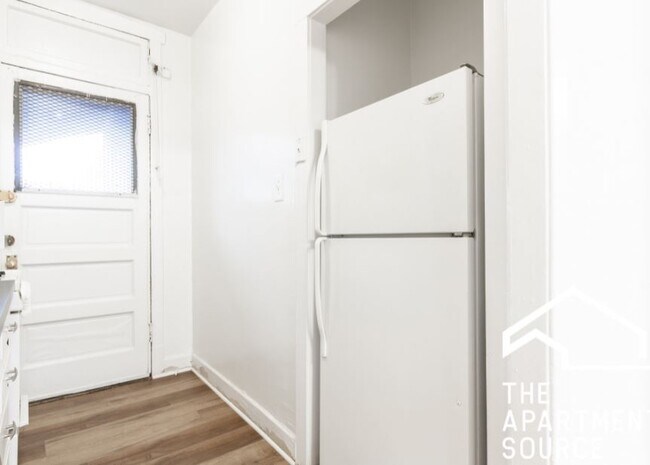 Building Photo - 642 W Cornelia Ave