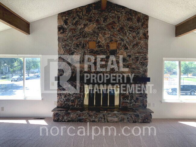 Building Photo - Spacious 3 bed 2 bath townhouse in Woodland