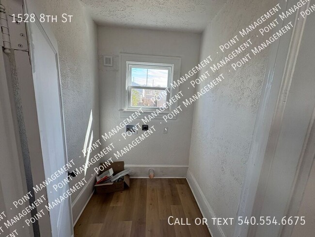 Building Photo - 1528 8th St SE