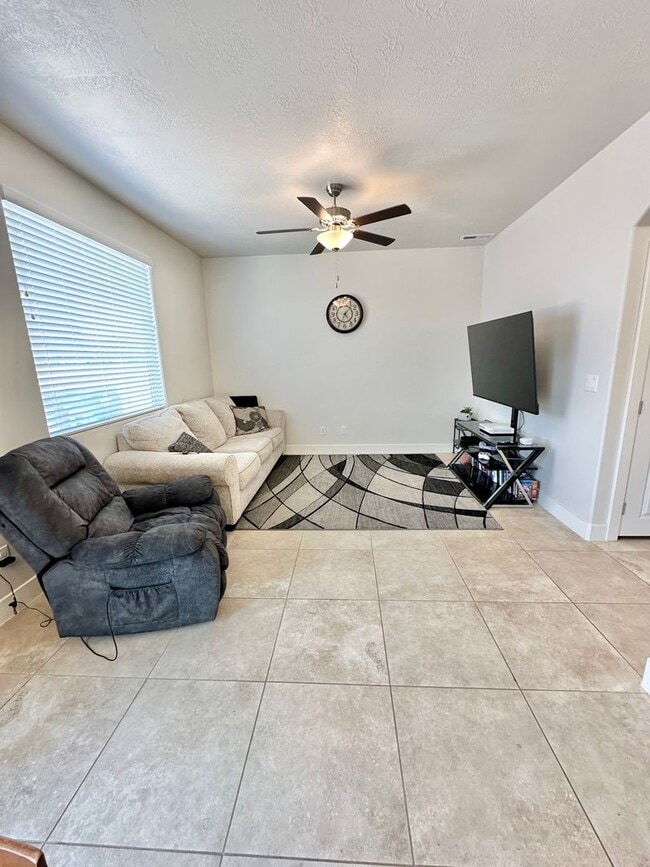 Building Photo - Tortoise Rock Dr Townhome!