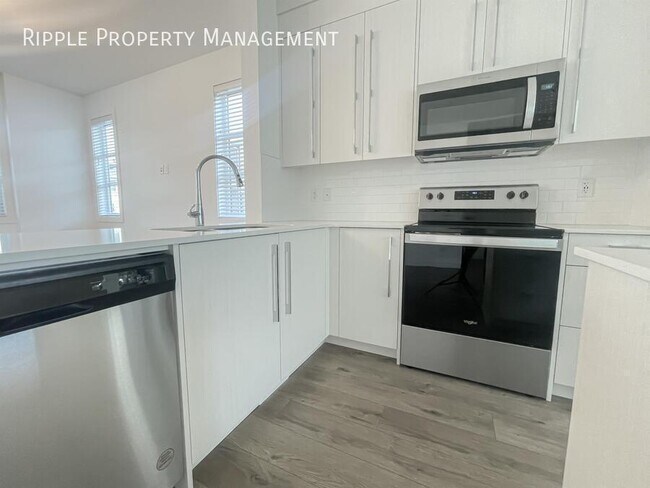 Photo du bâtiment - AMAZING MODERN 3 BEDS+DEN/ 2.5 BATHS TOWNHOUSE