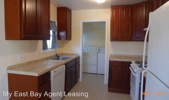 Building Photo - 1 br, 1 bath Apartment - 1945 E 28th St
