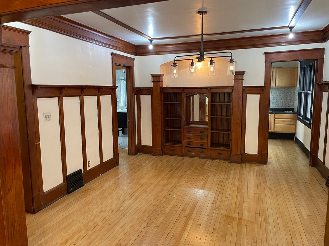 Primary Photo - 2444 N Booth St