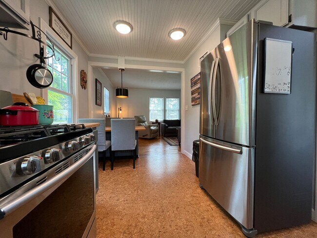 Building Photo - Great Furnished 2BR / 1BA Off-Season Renta...