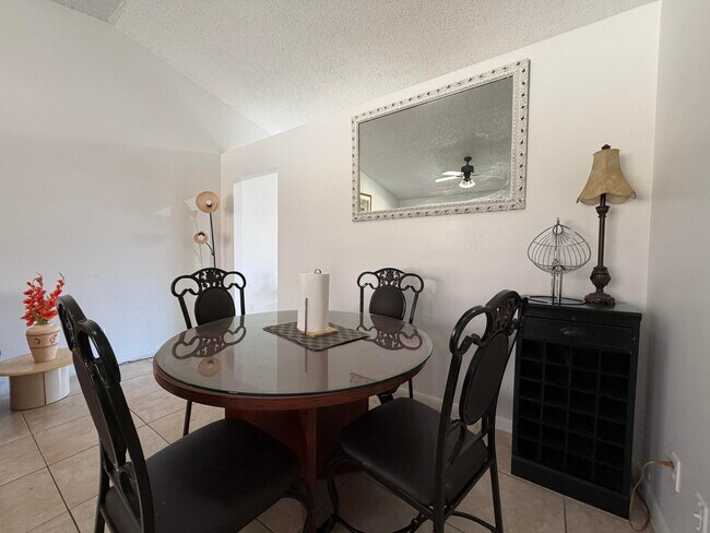 Foto del edificio - 1104 Goldenrod Rd
