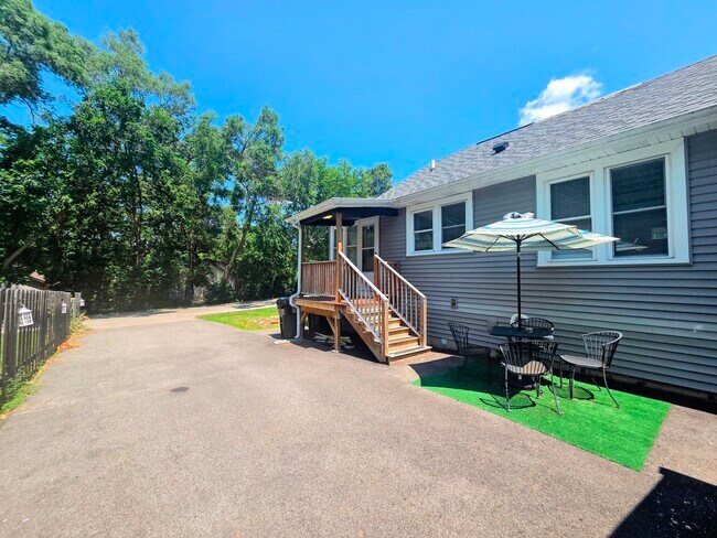 Foto del edificio - 3823 E Wonder Lake Rd