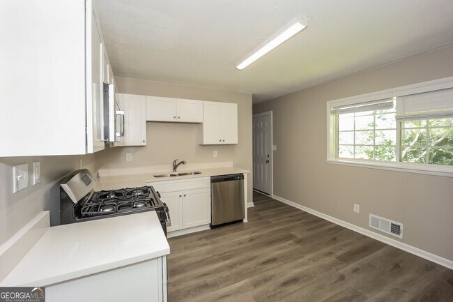 Building Photo - 8904 Channing Dr