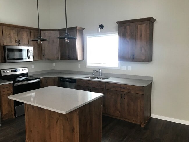 Building Photo - 3 Bed 3 Bath Single Family Home